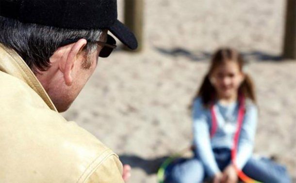 Descubrió que abusaba de su hija adolescente al revisar una tarjeta de memoria del marido