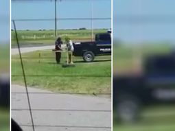 Filman a policía recibiendo un soborno