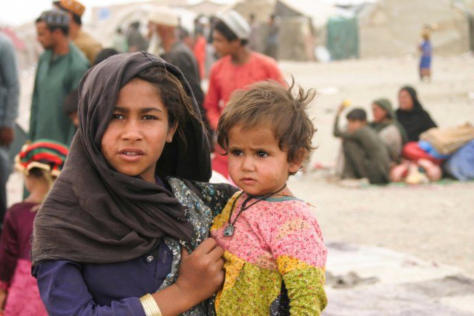 Padres venden a sus hijos por desesperación en Afganistán