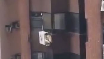 video: estaba con una mujer casada, entro el esposo y termino colgado de un aire acondicionado video: estaba con una mujer casada, entro el esposo y termino colgado de un aire acondicionado