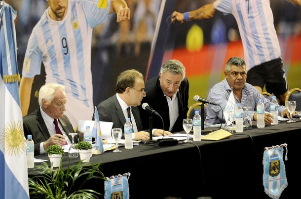 Las fotos de la polémica elección en AFA