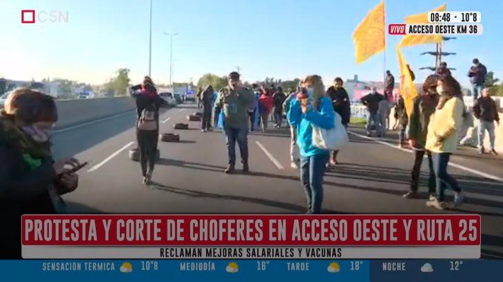 Colectiveros cortan el Acceso Oeste y el Puente Pueyrredón