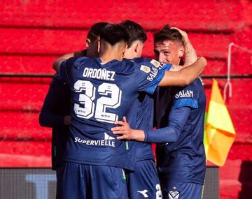 Vélez goleó 4-0 a Barracas Central y llegó a lo más alto