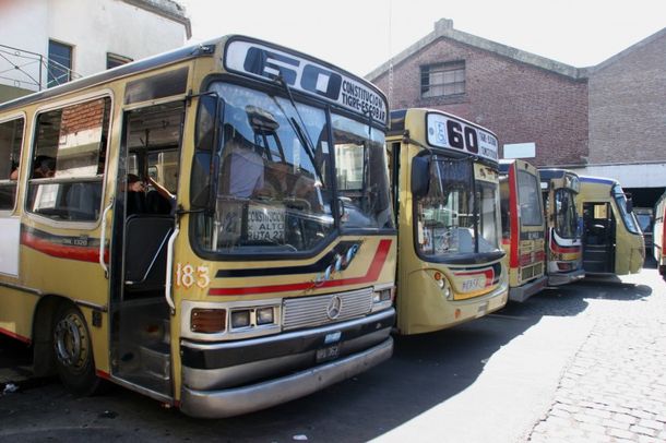 Choferes de la línea 60 realizan un paro sorpresivo