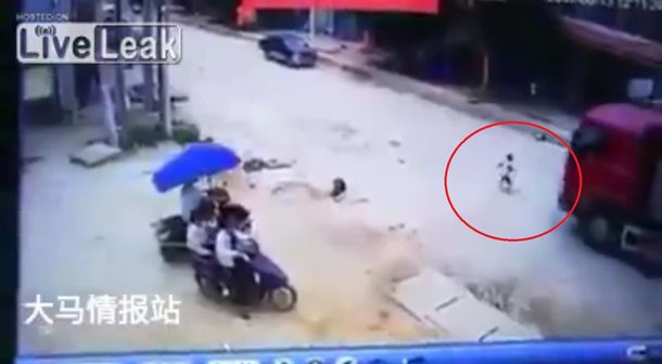 Un camión atropella a un nene y no le pasa nada