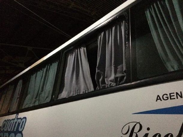 Apedrearon un micro en la Buenos Aires-La Plata: hay dos pasajeros heridos