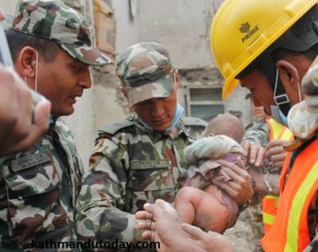 Un bebé estuvo 22 horas bajo los escombros