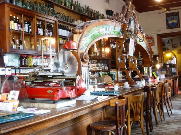 Este bodegón se destaca por sus platos increíbles y por regalar una copa de jerez. 