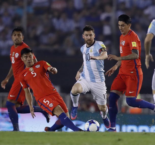 Sin jugar bien, Argentina derrotó a Chile con un gol de Messi de penal