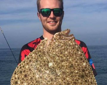 El pescador, de 28 años, casi muere atragantado por besar al pescado