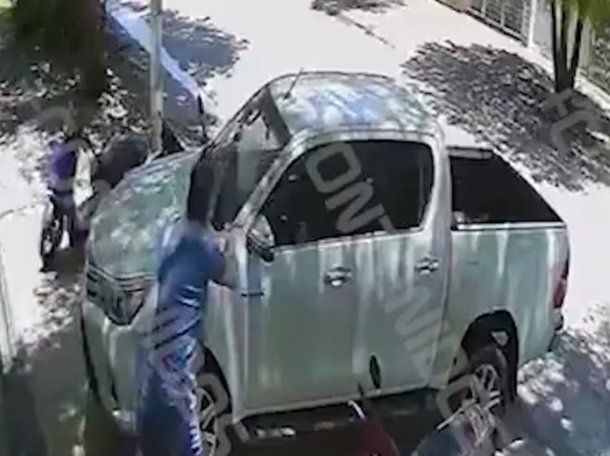 Video: escuchaba música muy fuerte, discutió con un vecino y le rompió el parabrisas