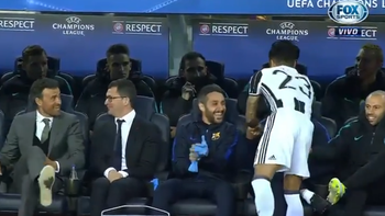 El saludo del brasileño al banco del Barcelona lo hizo demorar El saludo del brasileño al banco del Barcelona lo hizo demorar