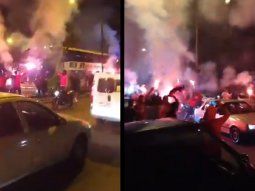 Enorme banderazo de los hinchas de Newells, sin distanciamiento en plena segunda ola