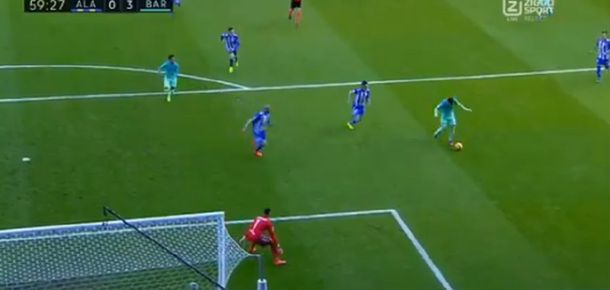 El rosarino ya controló y definirá entre las piernas del arquero