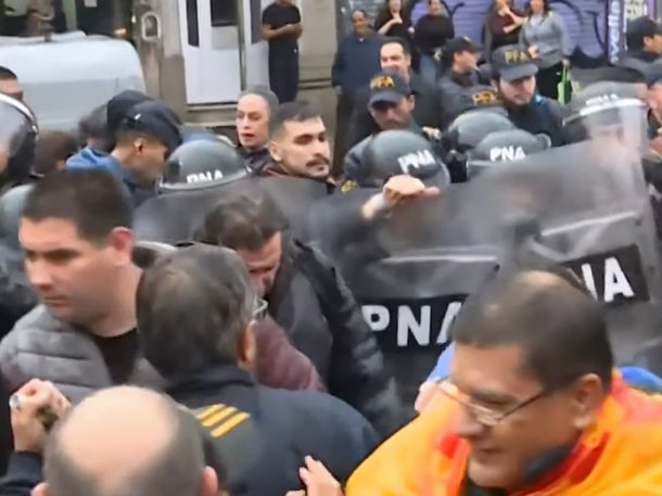 La Prefectura reprimió a colectiveros en Puente Pueyrredón