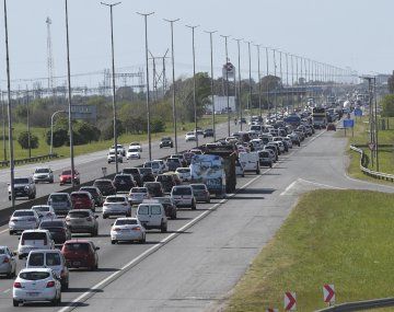 Tránsito intenso hacia la Costa por el éxodo del fin de semana largo: liberan los peajes