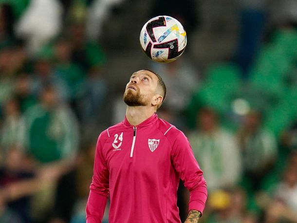 Malestar en Sevilla con el Papu Gómez: Tiene la cabeza en otra parte