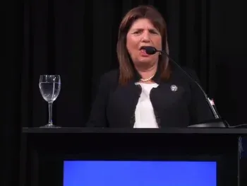 Bullrich hizo un papelón hablando en inglés y chicaneó a Cristina