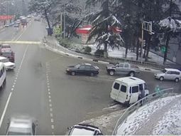 Lo chocaron, cayó y el auto se estacionó solo Lo chocaron, cayó y el auto se estacionó solo
