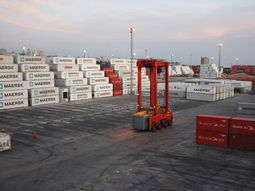 Montecon insiste en que el Estado uruguayo impide la libre competencia en el Puerto de Montevideo. Montecon insiste en que el Estado uruguayo impide la libre competencia en el Puerto de Montevideo.