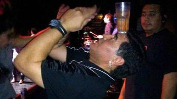 la noche de cumbia y champagne de maradona la noche de cumbia y champagne de maradona