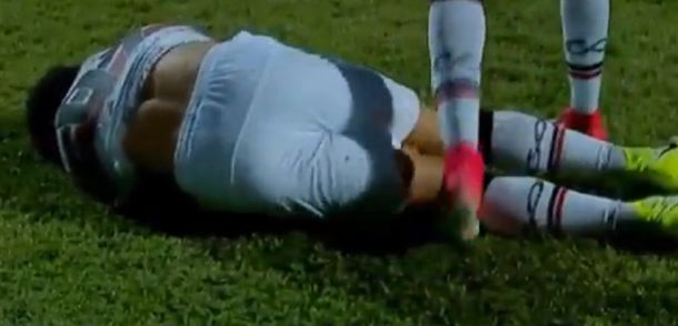 André Luis hizo un gol y corrió a festejarlo, pero casi se rompe la rodilla en el intento