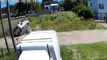 insolito: robaron un auto, volcaron y un vecino se llevo las ruedas insolito: robaron un auto, volcaron y un vecino se llevo las ruedas