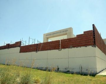 Polémica por la construcción de un muro perimetral en la Legislatura neuquina