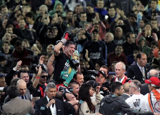 Pese a la lluvia, una multitud acompañó al campeón