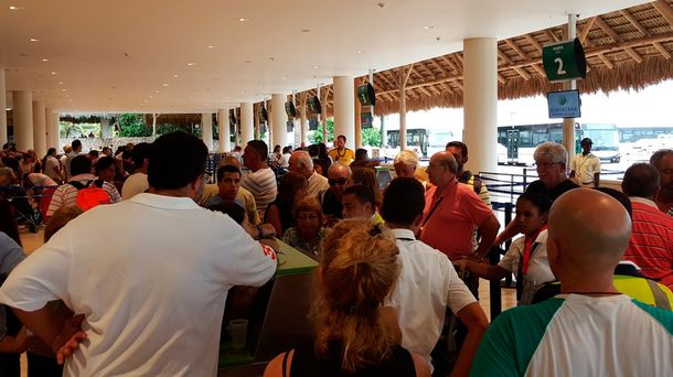 Pasajeros varados en el aeropuerto de Punta Cana.