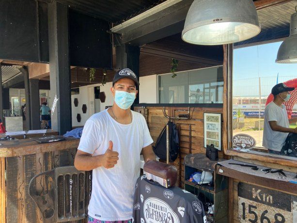 Revelación metrosexual en la playa: los hombres que se cortan el pelo todos los días a orillas del mar