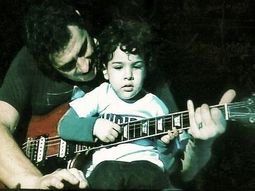 El heredero: el hijo de Natalia Oreiro tocó con Divididos