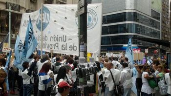multitudinaria marcha de los gremios docentes al ministerio de educacion multitudinaria marcha de los gremios docentes al ministerio de educacion
