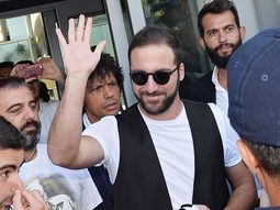 gonzalo higuain llego a turin y fue recibido como una estrella gonzalo higuain llego a turin y fue recibido como una estrella
