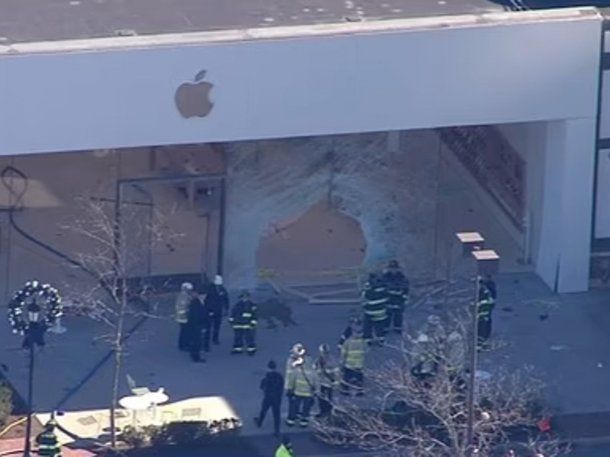 Estados Unidos: chocó contra una Apple Store en Boston y mató a una persona