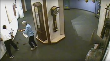 video: mira como destrozaron el reloj de un museo por no hacer caso video: mira como destrozaron el reloj de un museo por no hacer caso