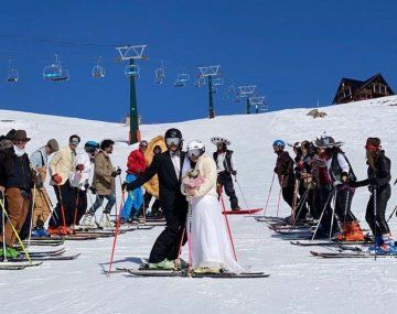 Se casaron en la cima del Catedral con esquíes puestos
