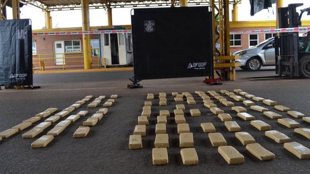 Secuestraron media tonelada de marihuana en el aeródromo de Navarro