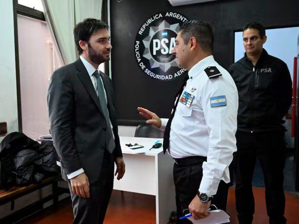 Evacuaron el avión en el que viajaba Ignacio Torres por una amenaza de bomba