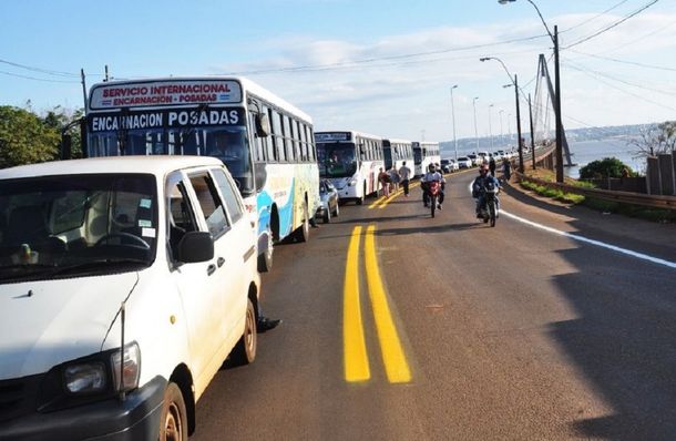 Éxodo naftero: masivo cruce a Paraguay para cargar combustible más barato