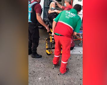 Desorganización y caos en el primer día de vacunación en el Luna Park: una jubilada se desmayó
