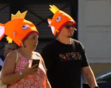 Insólito momento en Liniers: hinchas de Vélez llegaron con gorros de pescado
