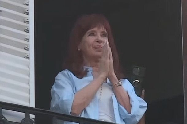 En pleno paro y en el día de su cumpleaños, Cristina Kirchner salió a saludar al balcón nuevamente