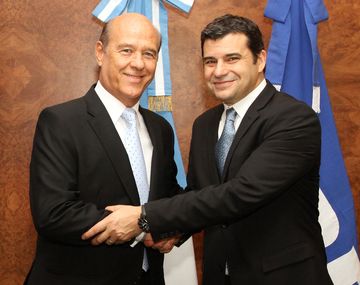 Jorge La Roza, presidente de Dow para la Región Sur de Latinoamérica, y Miguel Galuccio, CEO de YPF.