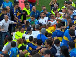 Escándalo: Romero se agarró con los hinchas tras ser golpeado por una bandera