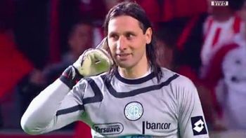 la hinchada pincha y el bullying a olave: te metimos 7, te rompimos el o... la hinchada pincha y el bullying a olave: te metimos 7, te rompimos el o...