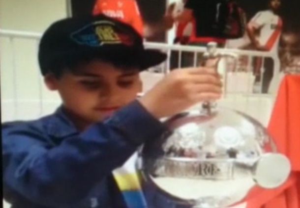 Conmovedora reacción de un niño ciego cuando palpó la Libertadores de River
