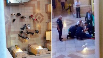 El hombre esá siendo asistido en el lugar El hombre esá siendo asistido en el lugar