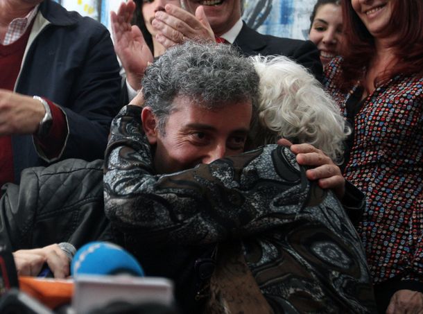 Fuerte repudio al médico que figura en la partida de nacimiento de Guido