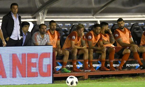 Marcelo Gallardo en el banco de suplentes